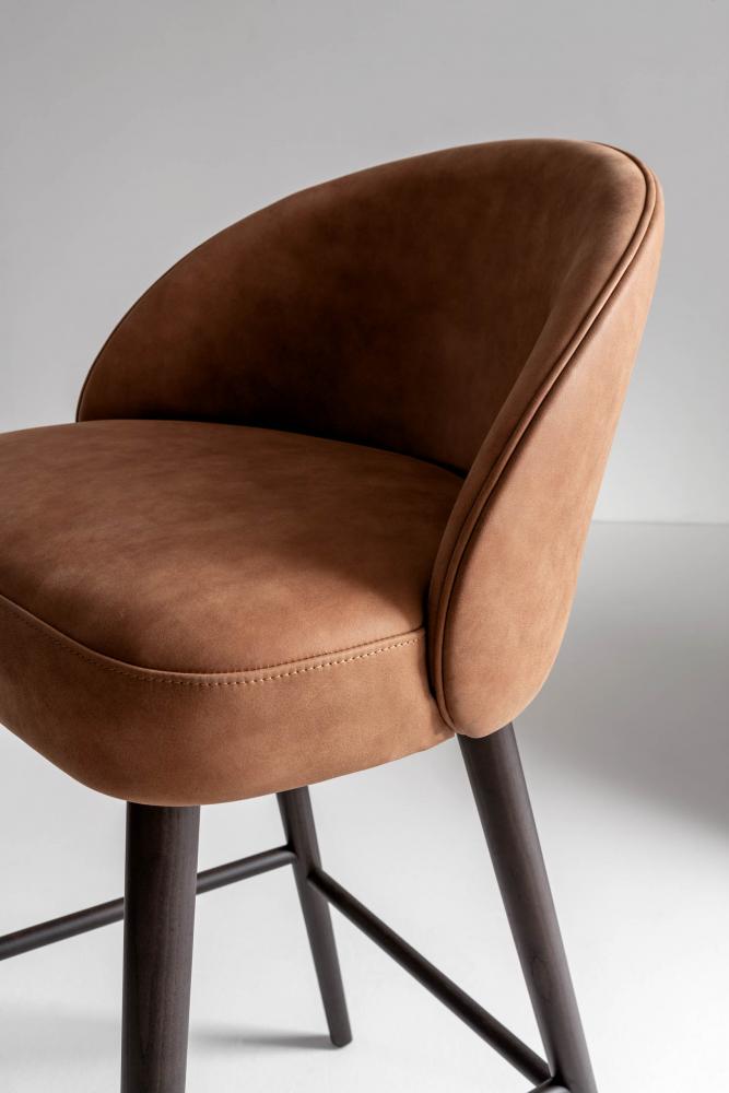 laurameroni minimal bar high stool LV 101 s in wood and precious brown savana leather