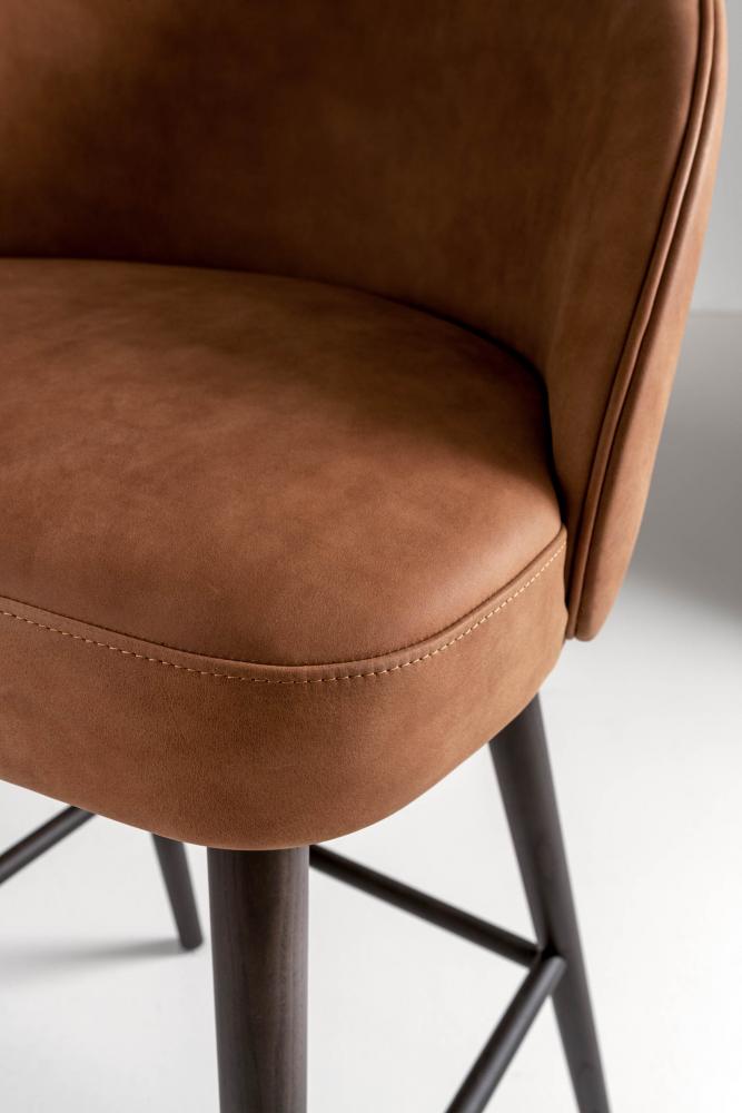 laurameroni minimal bar high stool LV 101 s in wood and precious brown savana leather