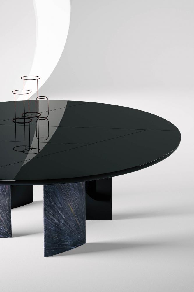 laurameroni poe made-to-measure table in glossy lacquered wood with black rye straw legs