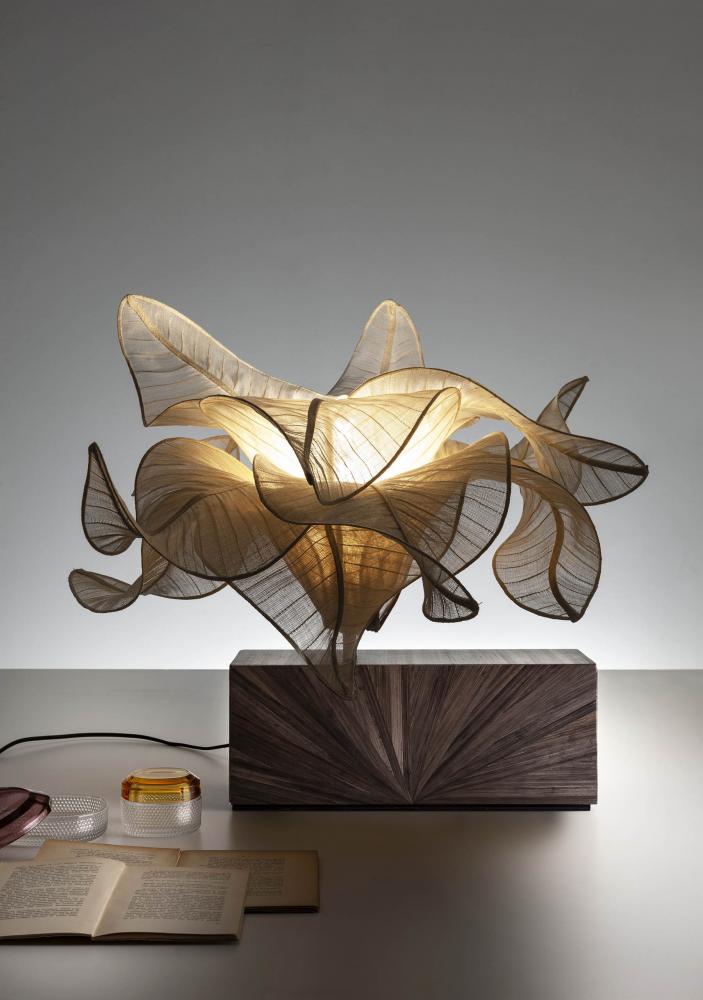 laurameroni flower-shaped decorative table lamp in wood and banaca
