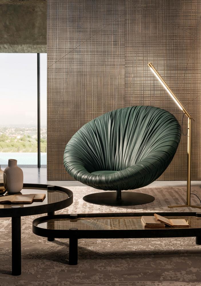 le fauteuil Drapé Soleil se caractérise par un design unique, des proportions contemporaines et un look emphatique, accrocheur, mais raffiné.